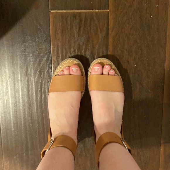 Wedge sandals with ankle strap - Picture 3 of 3